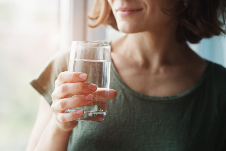 Vrouw met glas water