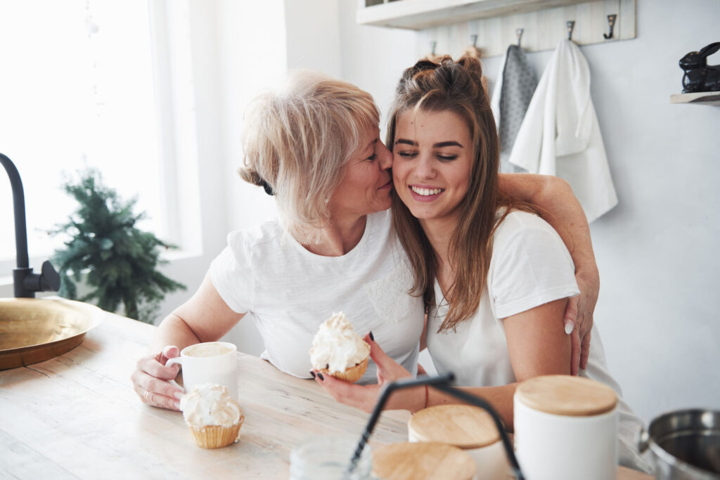 Vrouw met dochter eet cupcakes
