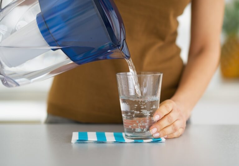 Un filtre à eau potable ou un adoucisseur d’eau : quel est le meilleur choix ?