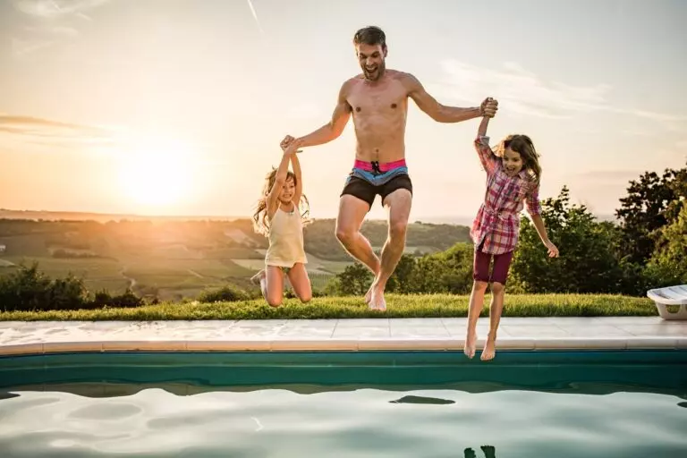 Een zwembad bij u thuis: hebt u een waterontharder nodig?