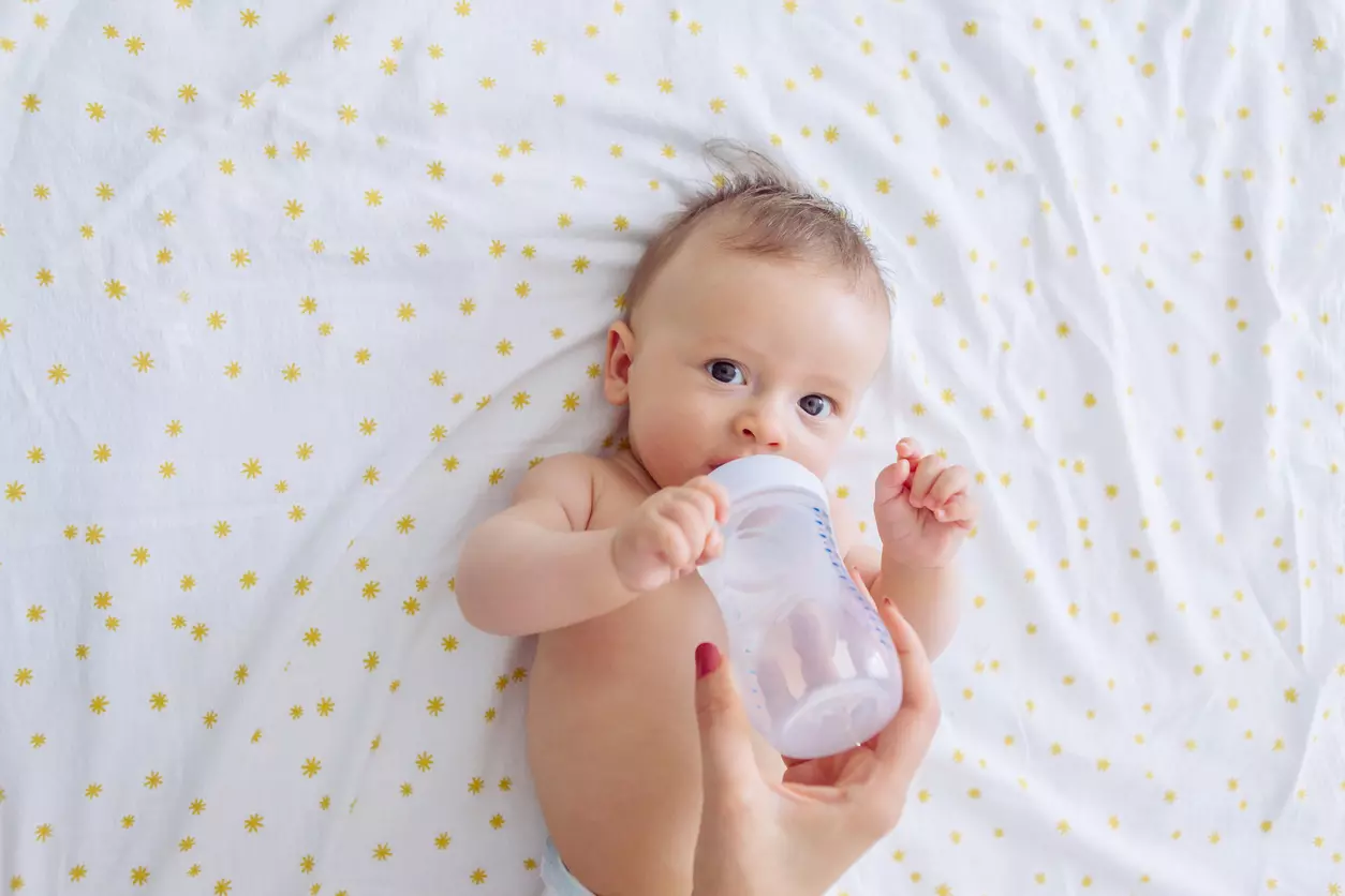 Un bébé peut-il boire l’eau du robinet ?
